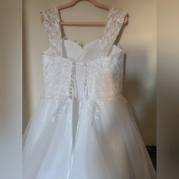 Classic White Lace A-Line Wedding Dress with Floral Detail - Picture 8 of 10